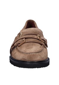 Tan suède loafers met twee decoratieve leren banden en goudkleurige hardwareaccenten. Dikke zwarte rubberen zool, ontwerp met ronde neus.