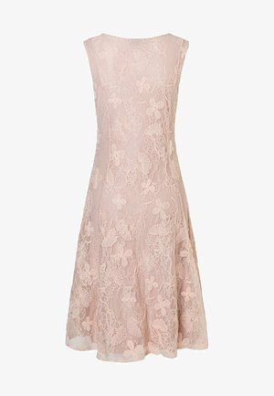 Robe sans manches rose pâle avec superposition en dentelle florale, corsage ajusté et jupe évasée, style longueur genou.