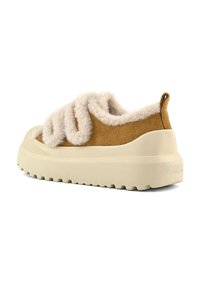 Bruine leren sneaker met dikke beige zool en brede donsachtige witte veters, bekeken vanuit de achterrechterzijde op een witte achtergrond.