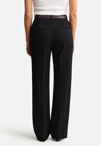 GANT FLARE SLACK - Pantaloni - black