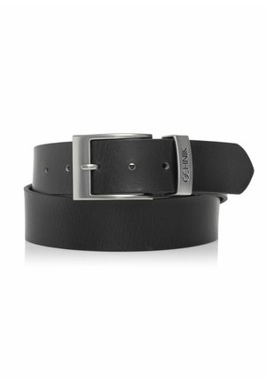 Ceinture en cuir noire avec boucle rectangulaire argentée et boucle argentée de marque, roulée avec des trous d'ajustement visibles sur fond blanc.
