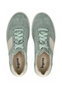 Baskets en suede vert clair avec des accents texturés, bout rond, semelle plate en caoutchouc blanc, et lacets assortis. Logo "Legero" à l'intérieur de la chaussure.