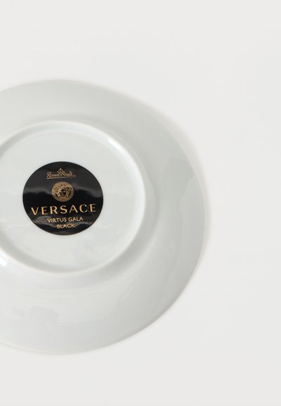 Λευκή Πλάκα Versace Virtus Gala σε μαύρο χρώμα με αυτοκόλλητο λογότυπο Rosenthal σε μαύρο και χρυσό σε λευκό φόντο.