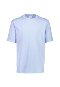 Jasnoniebieska bawełniana koszulka z okrągłym dekoltem i krótkimi rękawami. Prosty design, gładka faktura, bez widocznych wzorów ani akcentów.