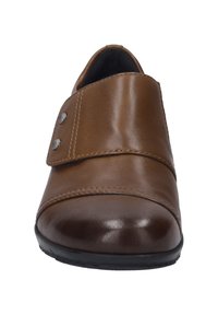 Braunes Leder Schuh mit einer abgerundeten Spitze, ausgestattet mit einem Klettverschluss und metallischen Akzenten. Glatte Textur und dezente Nähdetails.