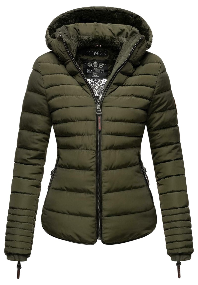 Olijfgroene pufferjack met een capuchon, ritssluiting aan de voorkant en elastische manchetten; heeft een geborduurde textuur en twee zijzakken. Gevoerd met faux fur.