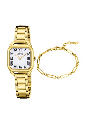 Reloj de pulsera dorado con esfera blanca cuadrada y números romanos junto a una pulsera de eslabones dorada a juego con cierre sobre fondo blanco.