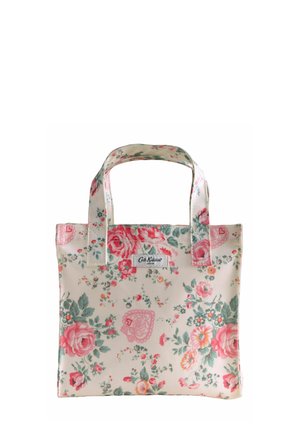 Pequeña bolsa tote color crema con patrón floral en tonos rosa y verde y parche con el logo de Cath Kidston London en la parte delantera.