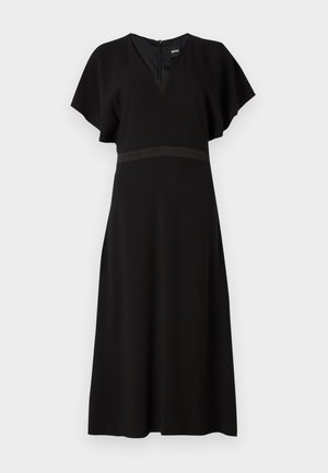 Črna obleka z V-izrezom, kratkimi letečimi rokavi in kontrastnim horizontalnim pasom na pasu. Narejena je iz gladkega, padajočega materiala.