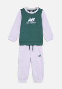 Πράσινη και λεβάντα παιδική μπλούζα New Balance με ταιριαστά λεβάντα παντελόνια φόρμας, με λογότυπα και ελαστικούς κυματισμούς.