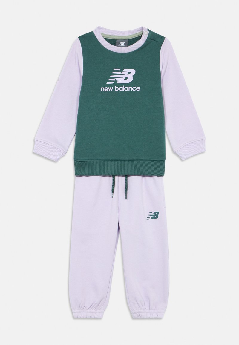 Πράσινη και λεβάντα παιδική μπλούζα New Balance με ταιριαστά λεβάντα παντελόνια φόρμας, με λογότυπα και ελαστικούς κυματισμούς.