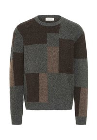 Wollpullover mit rundem Ausschnitt, grauer Basis mit großen Patchwork-Quadraten in verschiedenen Brauntönen, Beige und Dunkelgrau; weiche Textur.