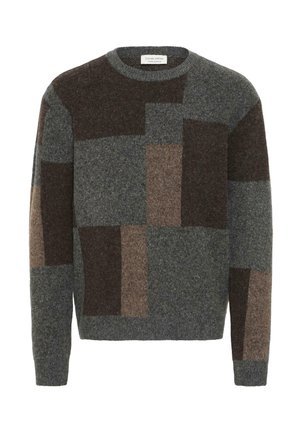 Ylletröja med rund halsringning, grå bas med stora lappade rutor i nyanser av brunt, beige och mörkgrå; mjuk textur.