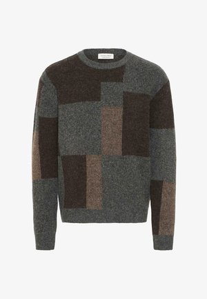 Sweter wełniany z okrągłym dekoltem, szary w podstawie z dużymi kwadratowymi łatami w odcieniach brązu, beżu i ciemnoszarego; miękka tekstura.