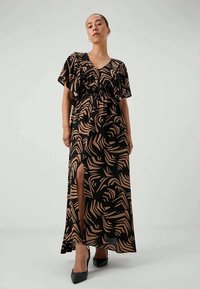 Maxikjole i sort stof med brunt abstrakt mønster, der har korte, flagrende ærmer, V-udskæring og sideslids for ekstra bevægelse.