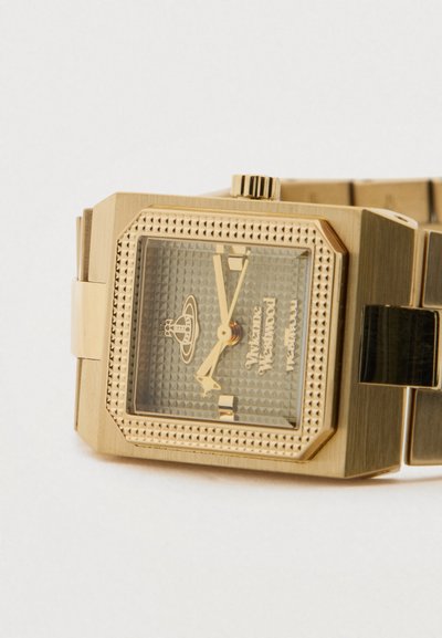 Relógio quadrado em tom dourado com mostrador texturizado, marca Vivienne Westwood, e bracelete de metal em elos.