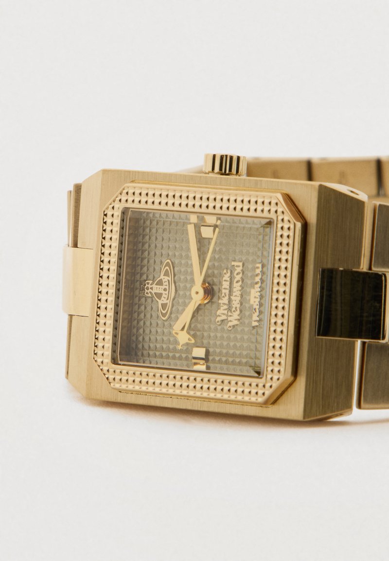 Guldtonet firkantet ur med tekstureret urskive, mærket Vivienne Westwood, og kædet metalarmbånd.