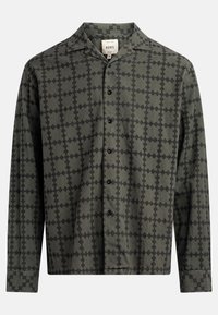 Cămașă cu mânecă lungă din țesătură verde măsliniu, având un model geometric negru, guler ascuțit, nasturi în față și o croială lejeră.