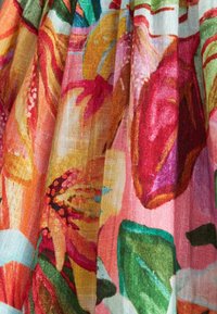 Tela floral multicolor con vívidas patrones en naranja, rosa y verde sobre un fondo claro; material ligero y texturizado.