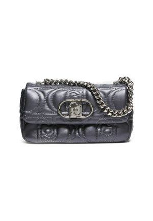 Borsa a tracolla in pelle grigia trapuntata con tracolla in metallo argentato e chiusura a gancio rotondo. Presenta motivi circolari e una texture morbida.