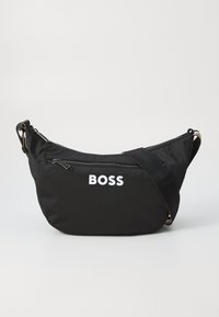 Sac en nylon noir à forme arrondie, avec un compartiment principal zippé et une poche avant. Logo "BOSS" blanc affiché en évidence. Sangle ajustable.