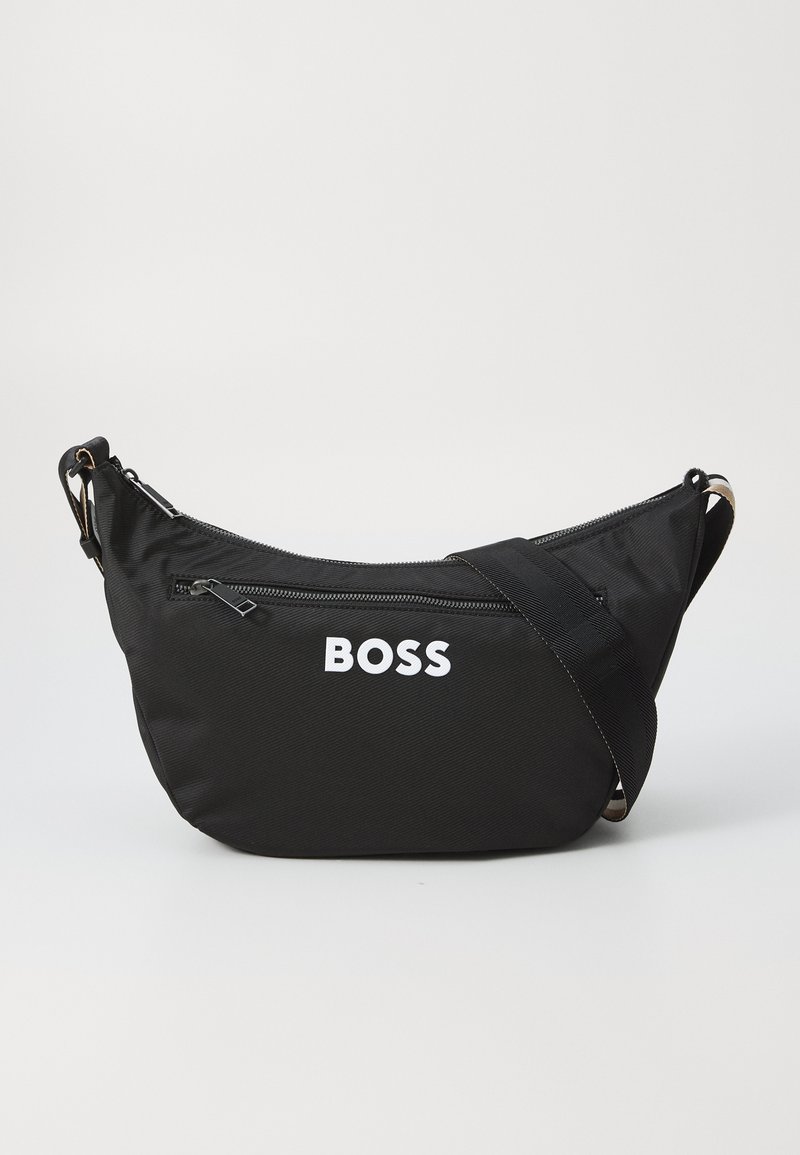 Sac en nylon noir à forme arrondie, avec un compartiment principal zippé et une poche avant. Logo "BOSS" blanc affiché en évidence. Sangle ajustable.