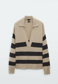 Beige en zwart gestreepte trui met een V-hals en kraag, gemaakt van zacht materiaal, voorzien van een geribde zoom en lange mouwen.