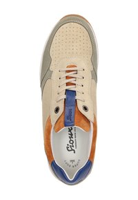 Helle beige Sneaker aus einer Mischung von Wildleder und Leder. Mit perforiertem Design, orangefarbenen und blauen Akzenten, runden Schnürsenkeln und gepolstertem Kragen.