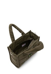 Borsa a tracolla color verde oliva, trapuntata, con due manici, chiusura a zip e scomparto interno. Presenta un piccolo logo in verde neon. Superficie esterna testurizzata.