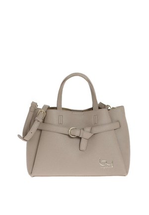 Borsa a mano in pelle testurizzata color taupe con doppi manici, tracolla regolabile, dettaglio cintura frontale e piccolo logo metallico in basso a destra.
