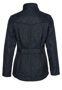 Pikowana, sięgająca do połowy długości kurtka w ciemnym granacie z wysokim kołnierzem. Charakteryzuje się przeszyciami w kształcie diamentu, elastycznym paskiem w talii oraz bocznymi kieszeniami.