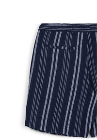 Shorts bleu marine en tissu texturé, avec des rayures verticales blanches, une poche à l'arrière et une taille élastique.