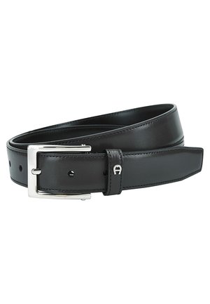 Cinturón de cuero negro con un acabado liso, hebilla rectangular plateada y múltiples agujeros para ajuste. Presenta un sutil acento de logo.