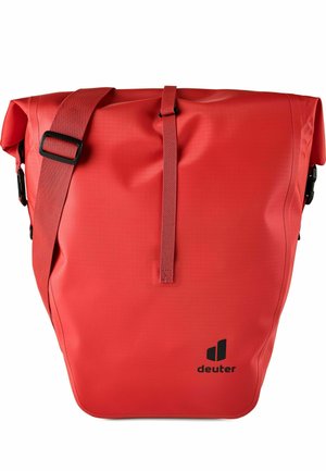 Bolsa mensajera roja impermeable con cierre enrollable, correa de hombro ajustable y logo negro de Deuter en el frente.