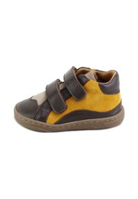 Zapato infantil en marrón y amarillo con materiales de ante y cuero, con dos tiras ajustables de velcro y suela de goma con patrón texturizado.
