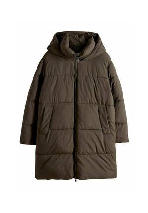 Olivově zelená, nadýchaná parka s vysokým límcem a kapucí, obsahující dvě boční kapsy a plný přední zip. Texturovaný, prošívaný design.