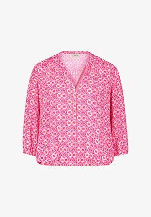 Rosa Bluse mit geometrischem Muster und weißen Akzenten, kragenlosem Design, Dreiviertelärmeln und durchgehender Knopfleiste.