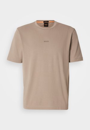 Tricou bej cu mânecă scurtă și guler rotund, având logo-ul "BOSS" centrat pe piept, expus într-un fundal simplu deschis.