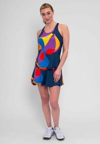 Conjunto de tanque atlético y falda en color azul marino con formas abstractas coloridas en rojo, amarillo, púrpura y azul. Hecho de tejido ligero y transpirable.