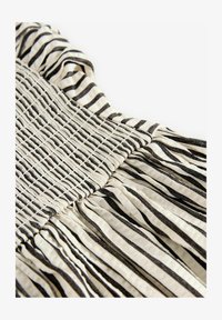 Valitud, black white stripe