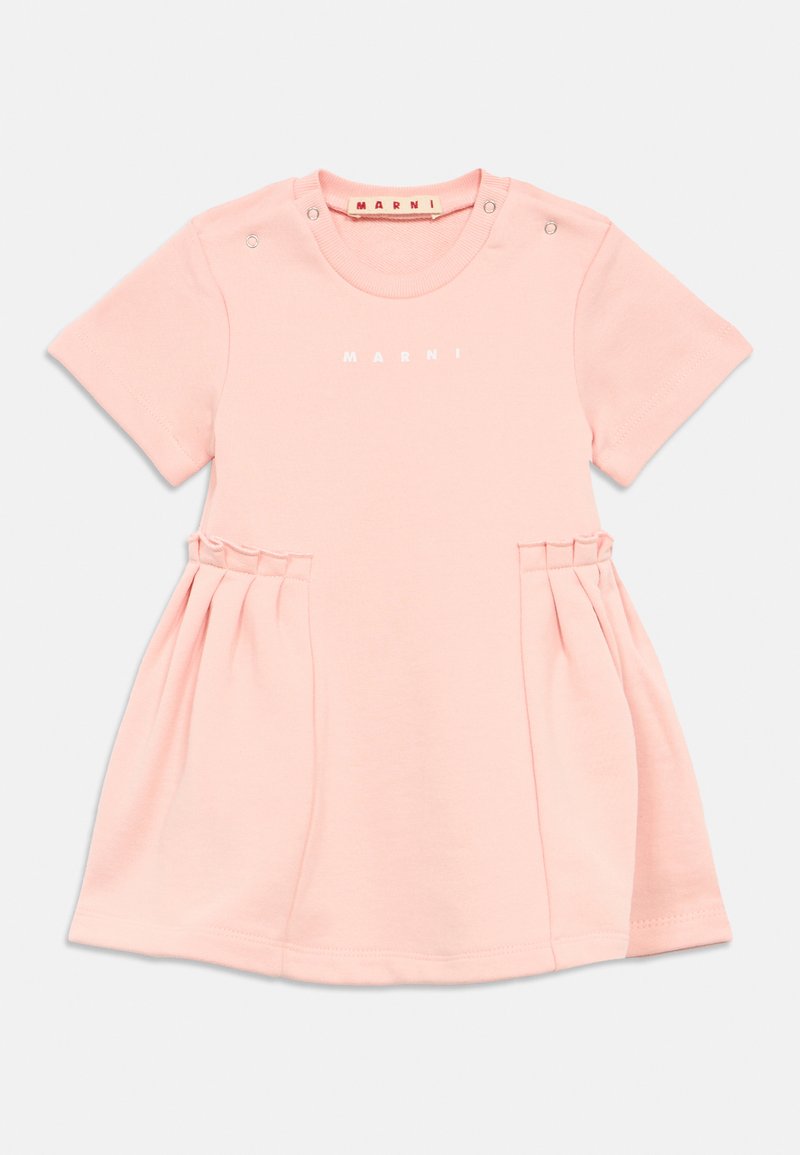 Svetlo roza bombažna obleka s kratkimi rokavi, zaobljenim izrezom, s pritiskači na rami in detajli pregibane krila. Bela logotip "MARNI".