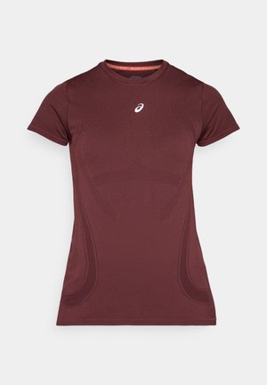 Bordeaux sport t-shirt met korte mouwen, slim fit, vochtafvoerend materiaal en subtiele gebogen designdetails aan de zijkanten.
