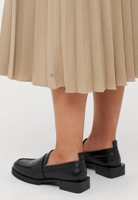 Tommy Hilfiger Curve FLUID PLEATED MIDI SKIRT - Pleated skirt - beige
