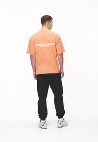 Pegador COLNE LOGO TEE - Marškinėliai su spaudiniu - washed apricot