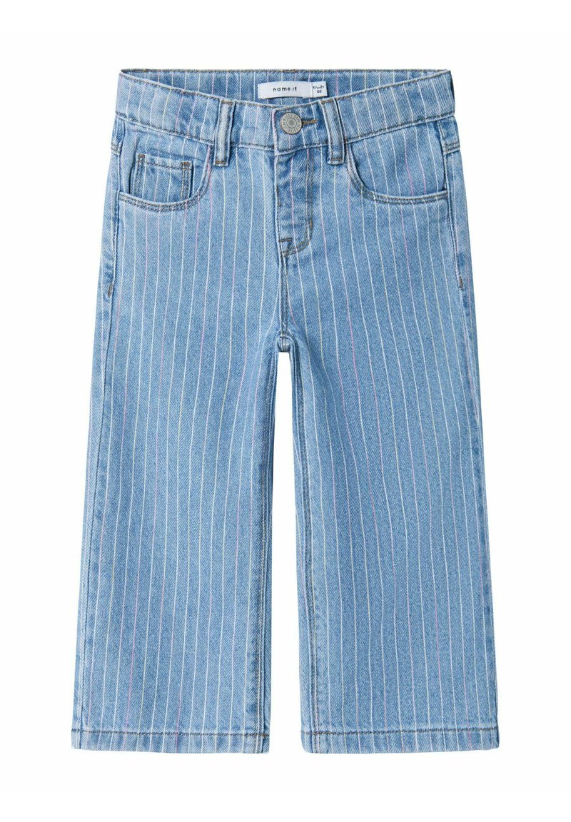 Pantalones de mezclilla azul claro con un patrón de rayas verticales en blanco y tonos pastel, cinco bolsillos y cierre de botón de metal en la cintura.