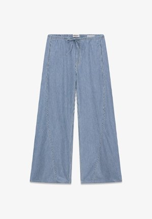 Niebiesko-białe, pionowo paskowane spodnie o szerokich nogawkach z elastycznym pasem i wiązaniem z przodu.