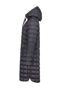 Abrigo acolchado negro con capucha. Cuenta con un cordón ajustable, bolsillo lateral con cremallera y un diseño de largo medio. Textura suave.