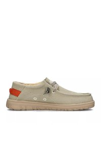 Scarpe slip-on in tela beige con tomaia texturizzata, lacci elastici e un accento arancione sul tallone; suola in gomma leggera con battistrada.