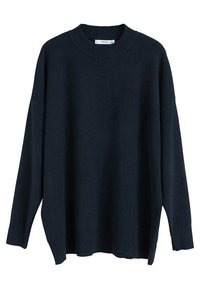 Granatowy, oversize sweter z okrągłym dekoltem, długimi rękawami i prążkowanymi mankietami o delikatnej fakturze. Krawędź z tyłu jest nieco dłuższa.