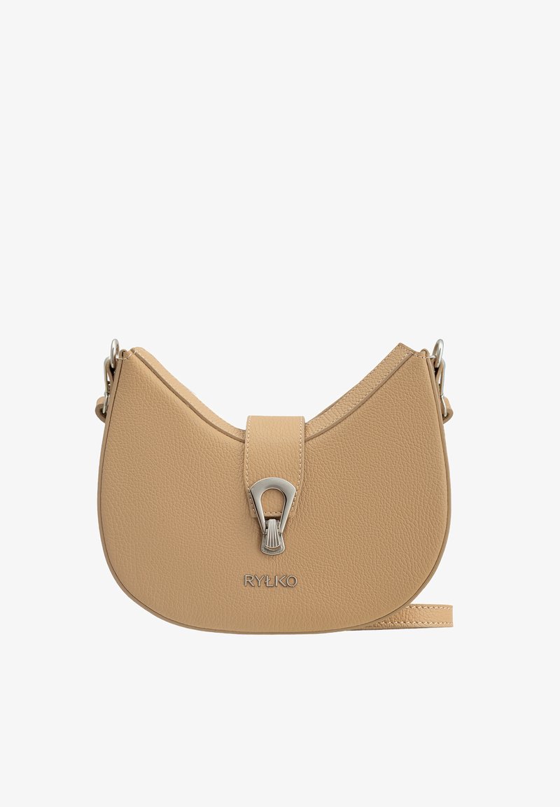 Sac à bandoulière en cuir beige avec une forme incurvée, une fermeture supérieure et un accent de quincaillerie argentée. Présente un logo embossé sur le devant.